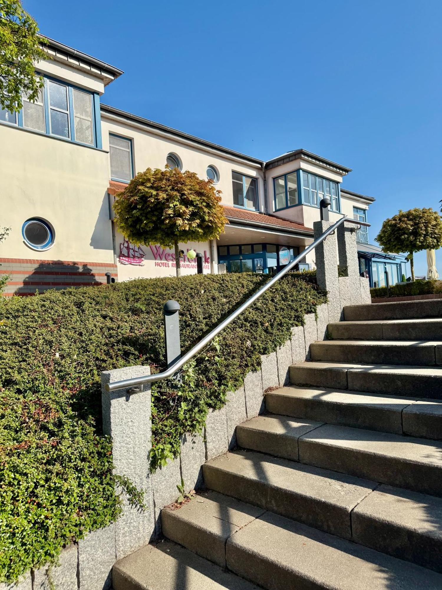 Gaestehaus Weserblick Am Weser-Sandstrand Berne Eksteriør bilde