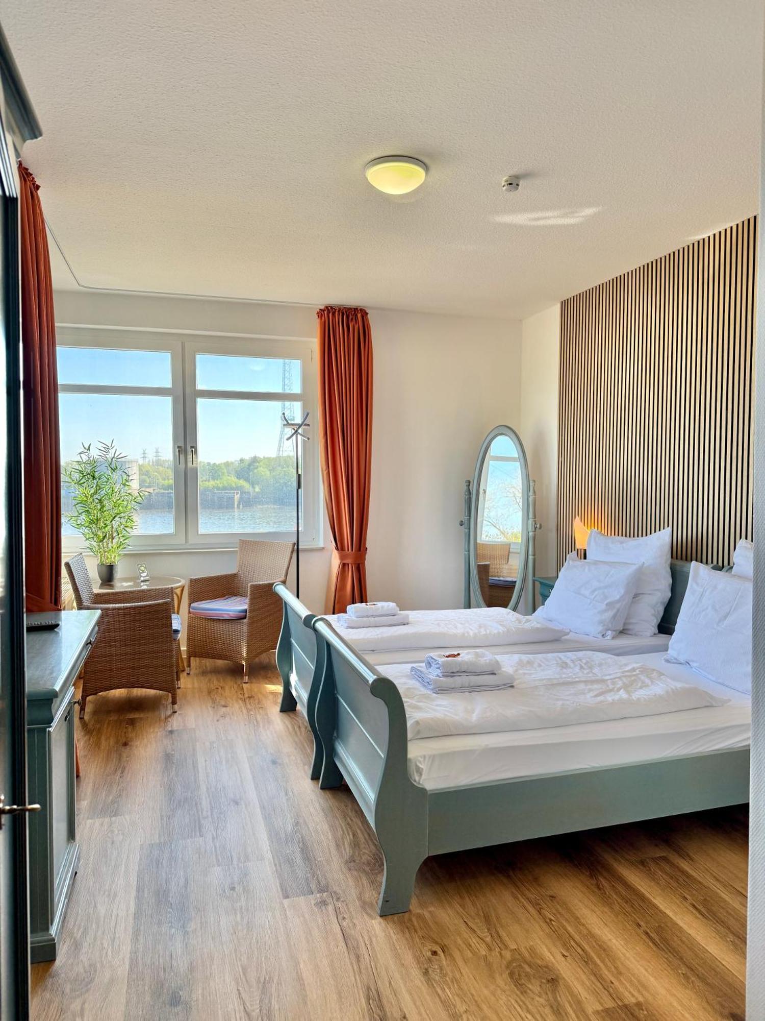 Gaestehaus Weserblick Am Weser-Sandstrand Berne Eksteriør bilde